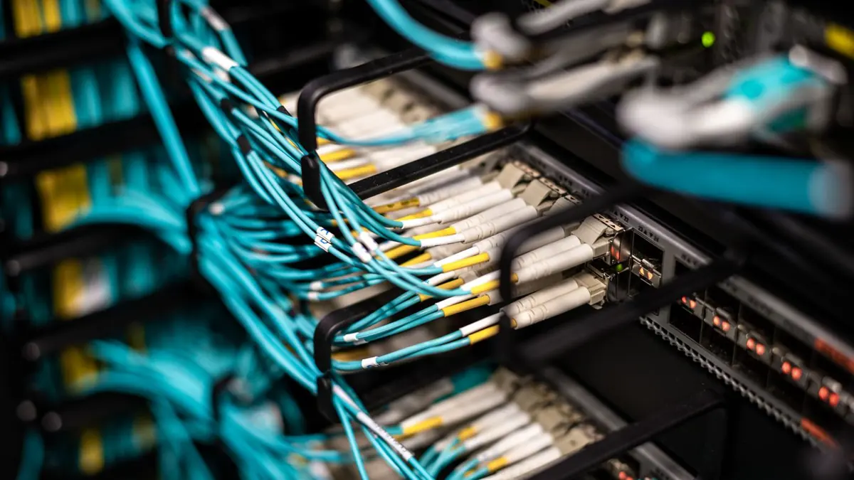 Cables de red de fibra conectados a un patch panel