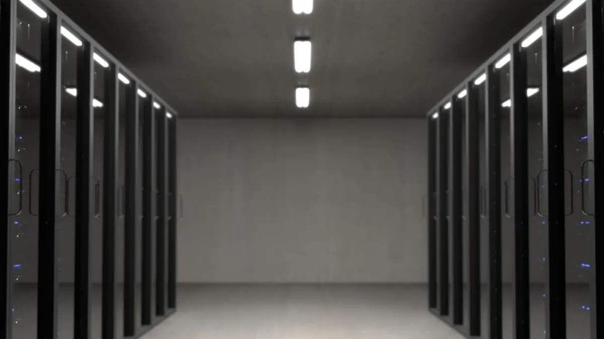 Pasillo de racks de servidores iluminados en una sala de datos