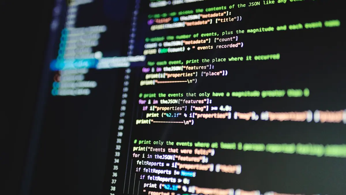 Código de programación en color sobre la pantalla de un monitor